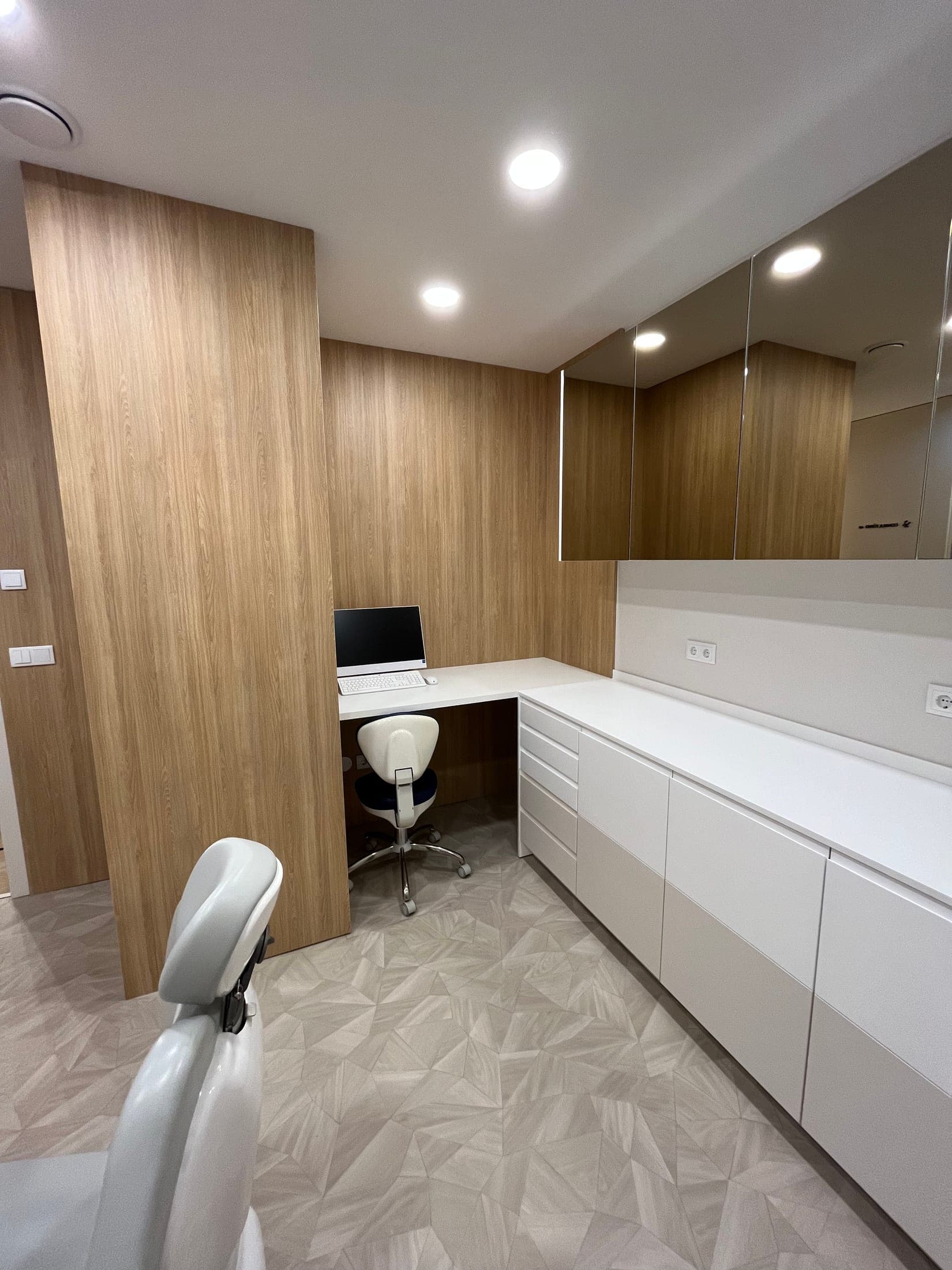 Clínica dentária — revestimento em madeira e gabinete lacado